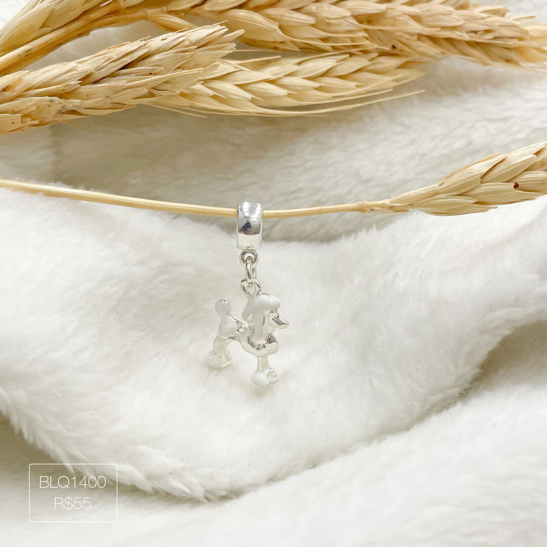 Berloque Poodle Tosado Pendurado Esmaltado Prateado